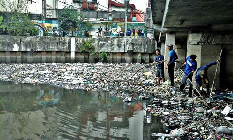 Trash Traps Installed to Prevent Inflow of Garbage in Pasig River .